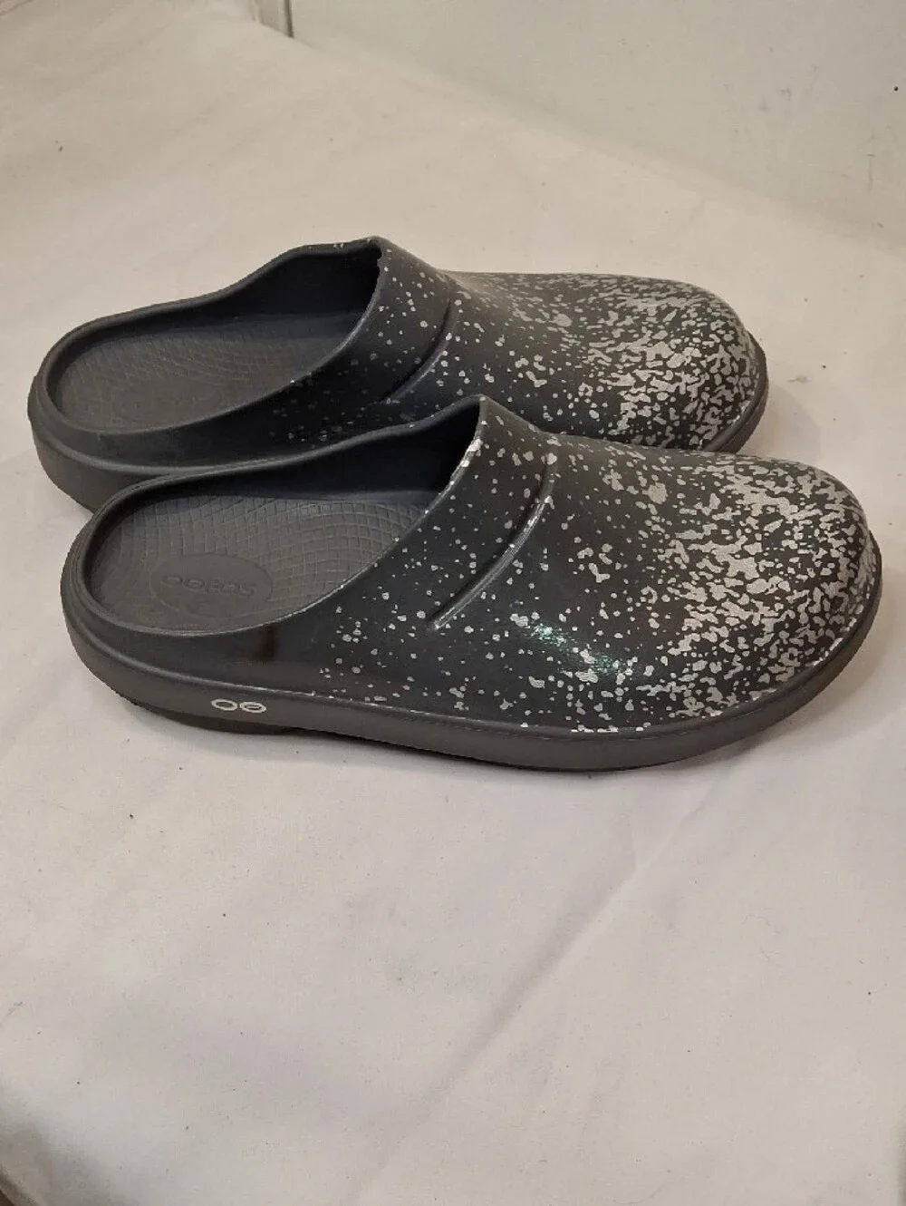 OOFOS Men's Black Slip-On Clogs with Silver Speckle. Great Almost New Casual
